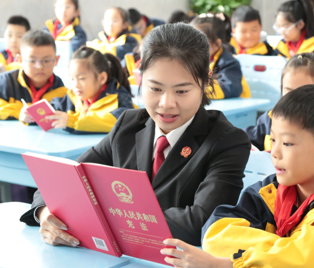 让越来越多学生学会用法律维护自己纷繁展开校园法治作业的立异探究